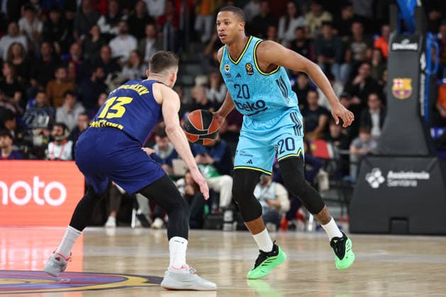 Barcelona v Fenerbahce Beko - EuroLeague BARCELONA, SPAIN - FEBRUARY 3: FC Barcelona, Barca s guard Tomas Satoransky (L) vies with Fenerbahce Beko Istanbul s guard Devon Hall during the Euroleague regular season round 26 basketball match FC Barcelona vs Fenerbahce at the Palau Blaugrana sportshall in Barcelona on February 3, 2026. Adria Puig Anadolu Barcelona Spain. Editorial use only. Please get in touch for any other usage.  Copyright: x2026xAnadoluxAdriaxPuigx