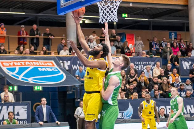 European North Basketball League, ENBL, 2025 2026 Syntainics MBC vs Hefte Helfen Bulls Kapfenberg Weissenfels, Germany 03 February 2026 Pictured from left RJ Gunn Weissenfels and Daniel Grgic Kapfenberg Weissenfels Stadthalle Weissenfels Sachsen Anhalt Germany