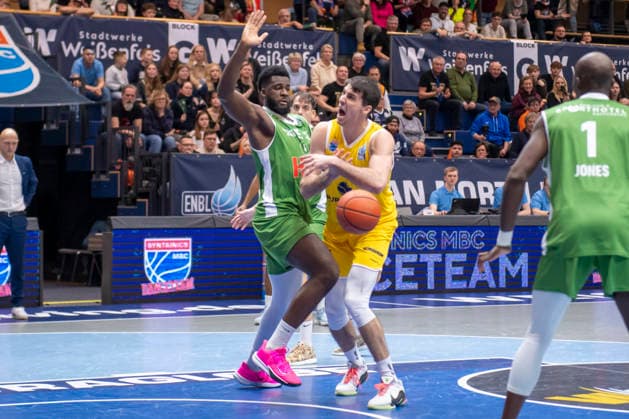 European North Basketball League, ENBL, 2025 2026 Syntainics MBC vs Hefte Helfen Bulls Kapfenberg Weissenfels, Germany 03 February 2026 In the picture from left Ryan Lobreau Kapfenberg and Jure Planinic Weissenfels Weissenfels Stadthalle Weissenfels Sachsen Anhalt Germany