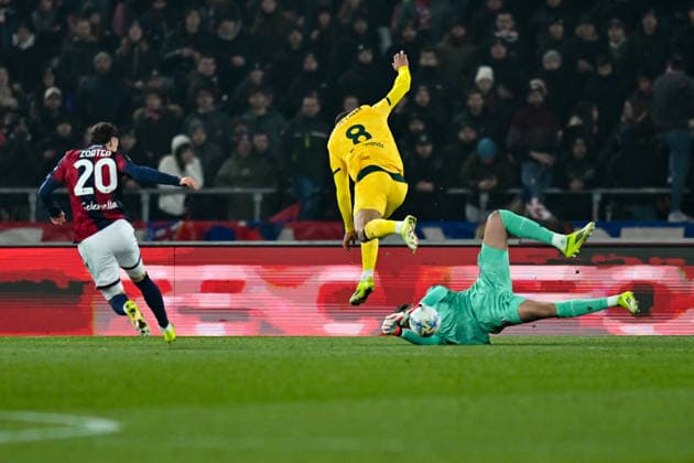 CALCIO - Serie A - Bologna FC vs AC Milan Milan s Ruben Loftus-Cheek portrait in action and Bologna s Federico Ravaglia saves the ball during Bologna FC vs AC Milan, Italian soccer Serie A match in Bologna, Italy, February 03 2026 Bologna Italy  Copyright: xIPAxSport ABACAx