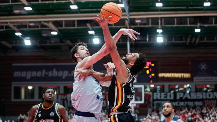 In the picture from left Ante Tomic Joventut Badalona, 44 against Davion Mintz Wuerzburg Baskets, 10 03 02 2026, Fitness First Wuerzburg Baskets vs Joventut Badalona, Basketball Champions League, Round of 16, Group K, Matchday 3, Germany, 97072, tectake Arena Wuerzburg, Copyright: HMBxMedia xJulienxBecker