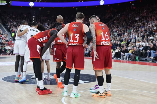 Discussion on the court, Wenyen Gabriel FC Bayern Basketball, 32 with Andreas Obst FC Bayern Basketball, 13 and Stefan Jovic FC Bayern Basketball, 16 , with Isiaha Mike FC Bayern Basketball, 22 , GER, FC Bayern Basketball vs Paris Basketball, Basketball, Basketball, Euroleague, Matchday 26, Season 2025 2026, 03 02 2026, GER, FC Bayern Basketball vs Paris Basketball, Basketball, Euroleague, Matchday 26, Season 2025 2026, 03 02 2026 Munich Copyright: xEibner-Pressefoto JennixMaulx EP_JML