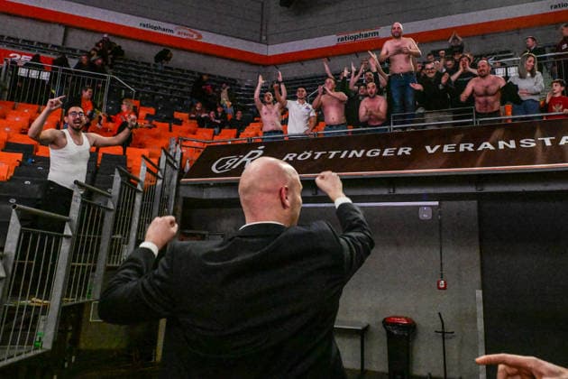 BKT Euro Cup Ratiopharm Ulm vs Buducnost VOLI Podgorica, Ratiopharm Arena Ulm 03 02 2026 Head Coach Andrej Zakelj Buducnost VOLI Podgorica celebrates with exuberant fans Ulm 03 02 2026 17 Matchday BKT EuroCup, Ratiopharm Ulm vs Buducnost VOLI Podgorica, Ratiopharm Arena Ulm Copyright: xBEAUTIFULxSPORTS Märklx