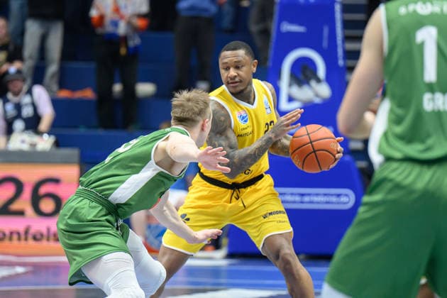 Vitaliy Zotov Kapfenberg, 45 , Charles Callison MBC, 23 , Syntainics MBC vs Hefte Helfen Bulls Kapfenberg, European North Basketball League 2025 26, Germany, Austria, 03 02 2026 Foto Schulz Weissenfels Stadthalle Sachsen Anhalt Germany