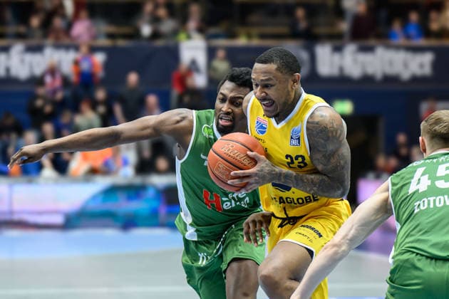 Taye Fields Kapfenberg, 5 , Charles Callison MBC, 23 , Vitaliy Zotov Kapfenberg, 45 , Syntainics MBC vs Hefte Helfen Bulls Kapfenberg, European North Basketball League 2025 26, Germany, Austria, 03 02 2026 Foto Schulz Weissenfels Stadthalle Sachsen Anhalt Germany