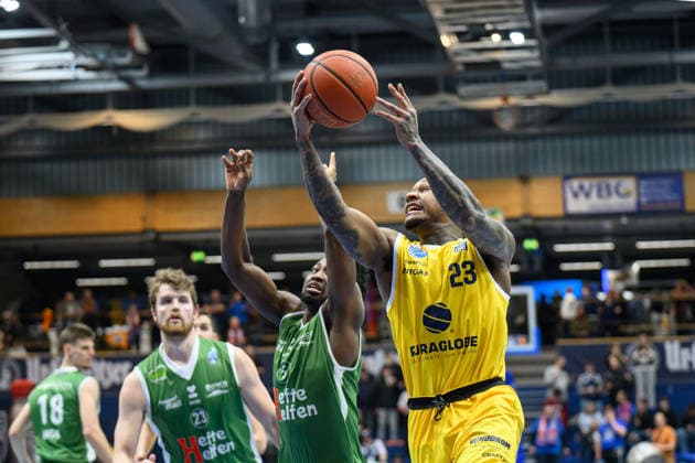 Alex Gross Kapfenberg, 23 , Taye Fields Kapfenberg, 5 , Charles Callison MBC, 23 , Syntainics MBC vs Hefte Helfen Bulls Kapfenberg, European North Basketball League 2025 26, Germany, Austria, 03 02 2026 Foto Schulz Weissenfels Stadthalle Sachsen Anhalt Germany