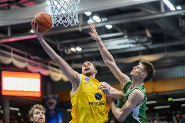 Kresimir Nikic MBC 9 , Daniel Grgic Kapfenberg, 18 , Syntainics MBC vs Hefte Helfen Bulls Kapfenberg, European North Basketball League 2025 26, Germany, Austria, 03 02 2026 Foto Schulz Weissenfels Stadthalle Sachsen Anhalt Germany
