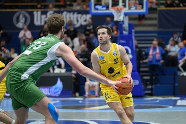 Alex Gross Kapfenberg, 23 , Spencer Reaves MBC, 31 , Syntainics MBC vs Hefte Helfen Bulls Kapfenberg, European North Basketball League 2025 26, Germany, Austria, 03 02 2026 Foto Schulz Weissenfels Stadthalle Sachsen Anhalt Germany