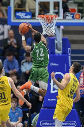Quinton Green Kapfenberg, 12 , Jure Planinic MBC, 44 , Syntainics MBC vs Hefte Helfen Bulls Kapfenberg, European North Basketball League 2025 26, Germany, Austria, 03 02 2026 Foto Schulz Weissenfels Stadthalle Sachsen Anhalt Germany