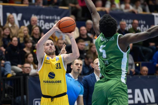 Spencer Reaves MBC, 31 , Taye Fields Kapfenberg, 5 , Syntainics MBC vs Hefte Helfen Bulls Kapfenberg, European North Basketball League 2025 26, Germany, Austria, 03 02 2026 Foto Schulz Weissenfels Stadthalle Sachsen Anhalt Germany