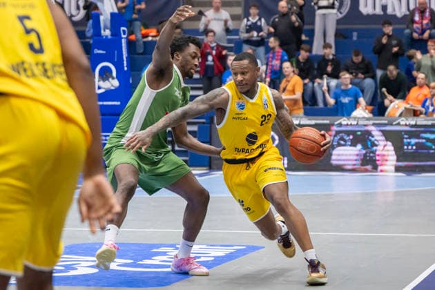 European North Basketball League, ENBL, 2025 2026 Syntainics MBC vs Hefte Helfen Bulls Kapfenberg Weissenfels, Germany 03 February 2026 In the picture from left in the duel Taye Fields Kapfenberg and Charles Callison Weissenfels Weissenfels Stadthalle Weissenfels Sachsen Anhalt Germany