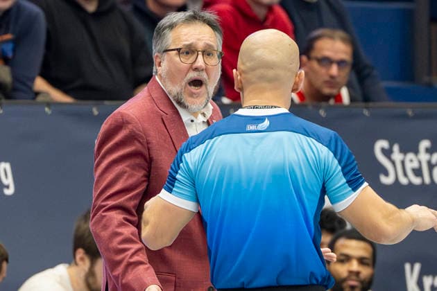 European North Basketball League, ENBL, 2025 2026 Syntainics MBC vs Hefte Helfen Bulls Kapfenberg Weissenfels, Germany 03 February 2026 In the picture from left interim coach Silvano Poropat Weissenfels facial expression, strong facial expression, emotion, Weissenfels Stadthalle Weissenfels Sachsen Anhalt Germany