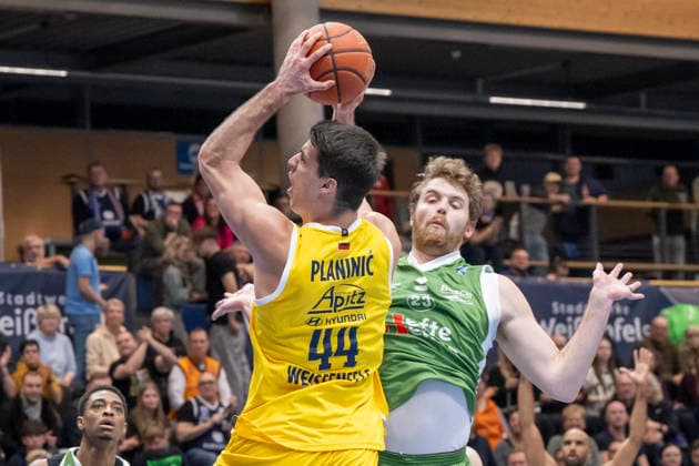 European North Basketball League, ENBL, 2025 2026 Syntainics MBC vs Hefte Helfen Bulls Kapfenberg Weissenfels, Germany 03 February 2026 In the picture from left Jure Planinic Weissenfels and Alex Gross Kapfenberg Weissenfels Stadthalle Weissenfels Sachsen Anhalt Germany