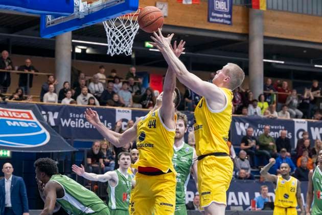 European North Basketball League, ENBL, 2025 2026 Syntainics MBC vs Hefte Helfen Bulls Kapfenberg Weissenfels, Germany 03 February 2026 In the picture from left Jure Planinic Weissenfels and Collin Welp Weissenfels Weissenfels Stadthalle Weissenfels Sachsen Anhalt Germany