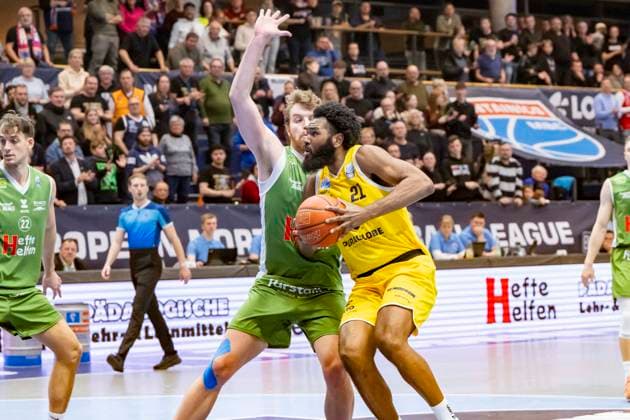 European North Basketball League, ENBL, 2025 2026 Syntainics MBC vs Hefte Helfen Bulls Kapfenberg Weissenfels, Germany 03 February 2026 Pictured from left Alex Gross Kapfenberg and RJ Gunn Weissenfels Weissenfels Stadthalle Weissenfels Sachsen Anhalt Germany