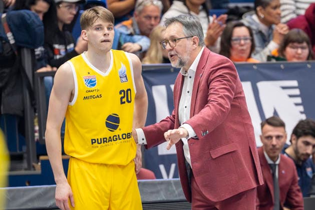 European North Basketball League, ENBL, 2025 2026 Syntainics MBC vs Hefte Helfen Bulls Kapfenberg Weissenfels, Germany 03 February 2026 In the picture from left Perttu Blomgren Weissenfels and interim coach Silvano Poropat Weissenfels gestures, gestures, gestures, Weissenfels Stadthalle Weissenfels Sachsen Anhalt Germany