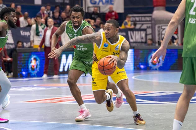 European North Basketball League, ENBL, 2025 2026 Syntainics MBC vs Hefte Helfen Bulls Kapfenberg Weissenfels, Germany 03 February 2026 Pictured from left Taye Fields Kapfenberg and Charles Callison Weissenfels Weissenfels Stadthalle Weissenfels Sachsen Anhalt Germany