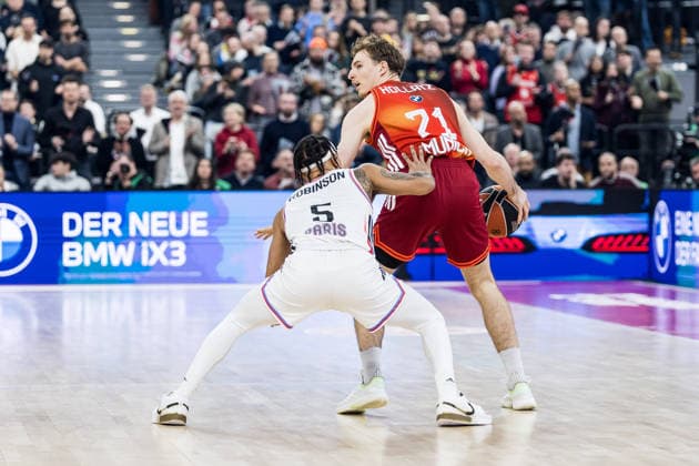 MUNICH, GERMANY - FEBRUARY 04: Justin Robinson (Paris Basketball, 5), Justus Hollatz (FC Bayern Muenchen, 21) controls the ball during the Turkish Airlines EuroLeague match between FC Bayern Muenchen vs. Paris Basketball at SAP Garden on round 26 of Turkish Airlines EuroLeague on February 04, 2026 in Munich, Germany. Bavaria Germany Copyright: xSteffiexWunderlx
