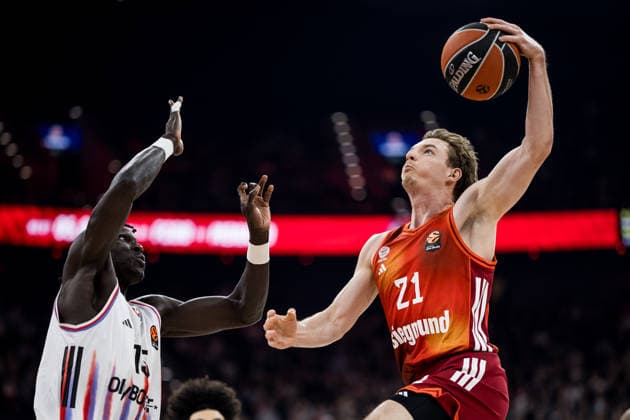 MUNICH, GERMANY - FEBRUARY 04: Allan Dokossi (Paris Basketball, 13), Justus Hollatz (FC Bayern Muenchen, 21) shoots the ball during the Turkish Airlines EuroLeague match between FC Bayern Muenchen vs. Paris Basketball at SAP Garden on round 26 of Turkish Airlines EuroLeague on February 04, 2026 in Munich, Germany. Bavaria Germany Copyright: xSteffiexWunderlx