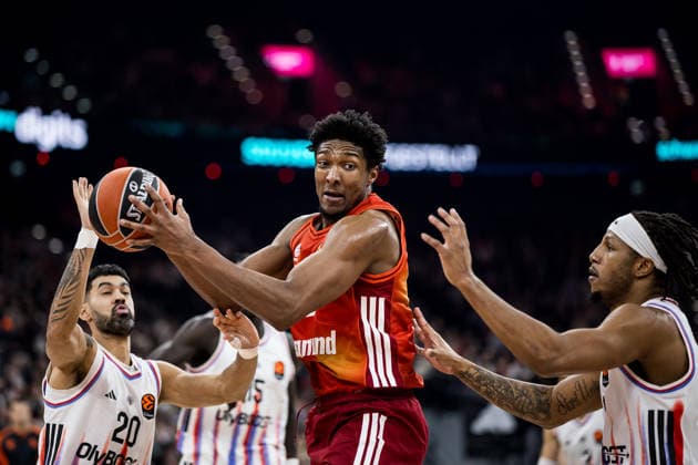 MUNICH, GERMANY - FEBRUARY 04: Jeremy Morgan (Paris Basketball, 20), David McCormack (FC Bayern Muenchen, 33) controls the ball, Justin Robinson (Paris Basketball, 5) during the Turkish Airlines EuroLeague match between FC Bayern Muenchen vs. Paris Basketball at SAP Garden on round 26 of Turkish Airlines EuroLeague on February 04, 2026 in Munich, Germany. Bavaria Germany Copyright: xSteffiexWunderlx