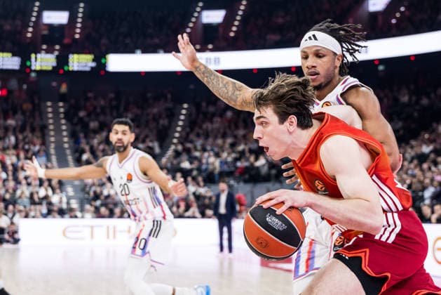 MUNICH, GERMANY - FEBRUARY 04: Justinian Jessup (FC Bayern Muenchen, 10) controls the ball, Lamar Stevens (Paris Basketball, 9) during the Turkish Airlines EuroLeague match between FC Bayern Muenchen vs. Paris Basketball at SAP Garden on round 26 of Turkish Airlines EuroLeague on February 04, 2026 in Munich, Germany. Bavaria Germany Copyright: xSteffiexWunderlx