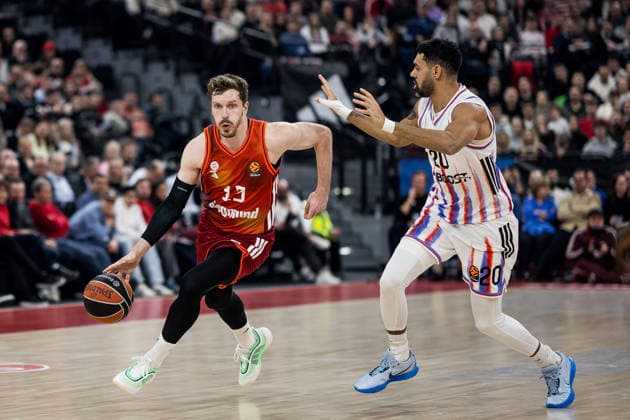MUNICH, GERMANY - FEBRUARY 04: Andreas Andi Obst (FC Bayern Muenchen, 13) controls the ball , Jeremy Morgan (Paris Basketball, 20) during the Turkish Airlines EuroLeague match between FC Bayern Muenchen vs. Paris Basketball at SAP Garden on round 26 of Turkish Airlines EuroLeague on February 04, 2026 in Munich, Germany. Bavaria Germany Copyright: xSteffiexWunderlx
