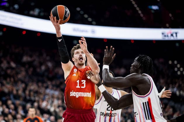 MUNICH, GERMANY - FEBRUARY 04: Andreas Andi Obst (FC Bayern Muenchen, 13) shoots the ball, Mouhamed Faye (Paris Basketball, 15) during the Turkish Airlines EuroLeague match between FC Bayern Muenchen vs. Paris Basketball at SAP Garden on round 26 of Turkish Airlines EuroLeague on February 04, 2026 in Munich, Germany. Bavaria Germany Copyright: xSteffiexWunderlx