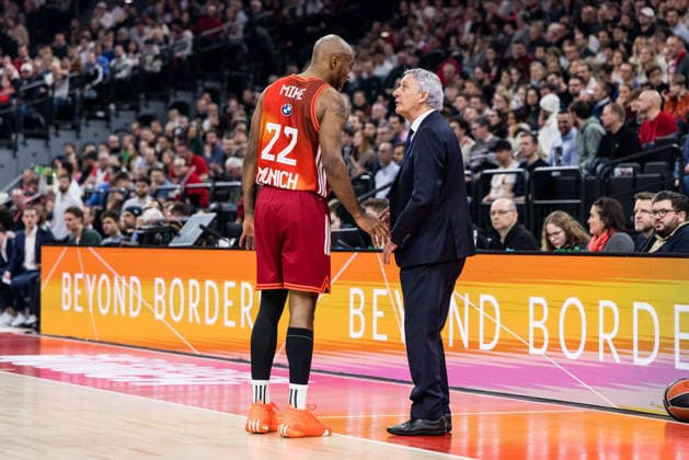 MUNICH, GERMANY - FEBRUARY 04: Isiaha Mike (FC Bayern Muenchen, 22) talks to Svetislav Pesic (Headcoach FC Bayern Muenchen) during the Turkish Airlines EuroLeague match between FC Bayern Muenchen vs. Paris Basketball at SAP Garden on round 26 of Turkish Airlines EuroLeague on February 04, 2026 in Munich, Germany. Bavaria Germany Copyright: xSteffiexWunderlx