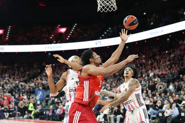 David McCormack FC Bayern Basketball, 33 with Allan Dokossi Paris Basketball, 13 and Lamar Stevens Paris Basketball, 09 , GER, FC Bayern Basketball vs Paris Basketball, Basketball, Euroleague, Matchday 26, Season 2025 2026, 03 02 2026, GER, FC Bayern Basketball vs Paris Basketball, Basketball, Euroleague, Matchday 26, Season 2025 2026, 03 02 2026 Munich Copyright: xEibner-Pressefoto JennixMaulx EP_JML
