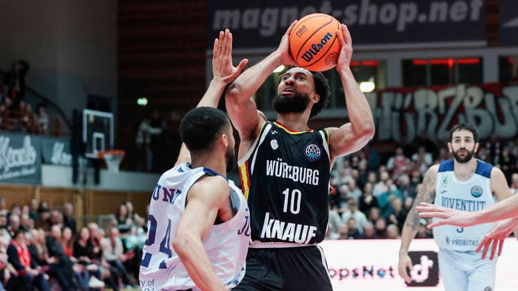 In the picture from left Cameron Hunt Joventut Badalona, 24 against Davion Mintz Wuerzburg Baskets, 10 03 02 2026, Fitness First Wuerzburg Baskets vs Joventut Badalona, Basketball Champions League, Round of 16, Group K, Matchday 3, Germany, 97072, tectake Arena Wuerzburg, Copyright: HMBxMedia xJulienxBecker