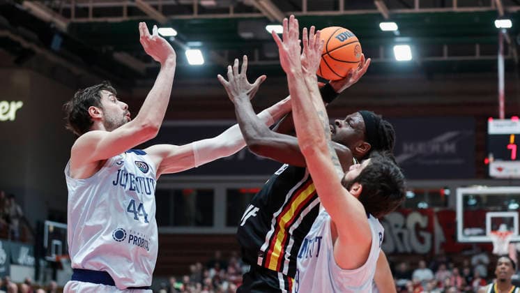 In the picture from left Ante Tomic Joventut Badalona, 44 , Charles Thompson Wuerzburg Baskets, 32 and Ricky Rubio Joventut Badalona, 9 03 02 2026, Fitness First Wuerzburg Baskets vs Joventut Badalona, Basketball Champions League, Round of 16, Group K, Matchday 3, Germany, 97072, tectake Arena Wuerzburg, Copyright: HMBxMedia xJulienxBecker