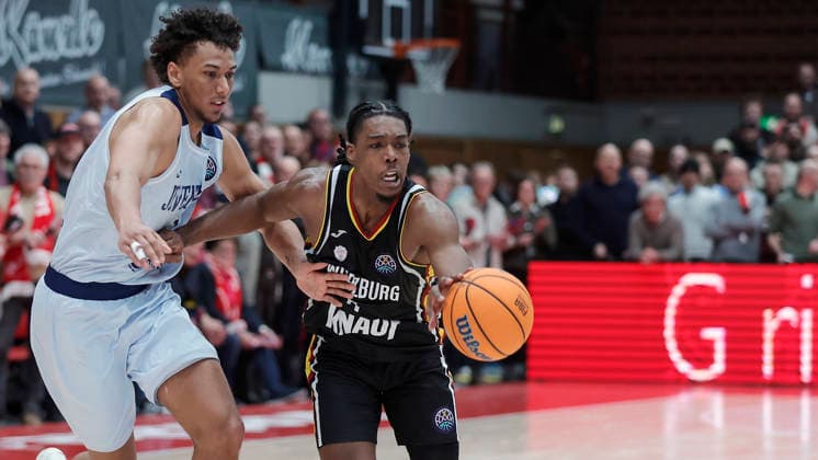 In the picture from left Yannick Kraag Joventut Badalona, 1 vs Marcus Carr Wuerzburg Baskets, 5 03 02 2026, Fitness First Wuerzburg Baskets vs Joventut Badalona, Basketball Champions League, Round of 16, Group K, Matchday 3, Germany, 97072, tectake Arena Wuerzburg, Copyright: HMBxMedia xJulienxBecker