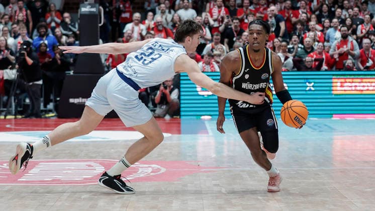 In the picture from left Michael Ruzic Joventut Badalona, 23 against Marcus Carr Wuerzburg Baskets, 5 03 02 2026, Fitness First Wuerzburg Baskets vs Joventut Badalona, Basketball Champions League, Round of 16, Group K, Matchday 3, Germany, 97072, tectake Arena Wuerzburg, Copyright: HMBxMedia xJulienxBecker