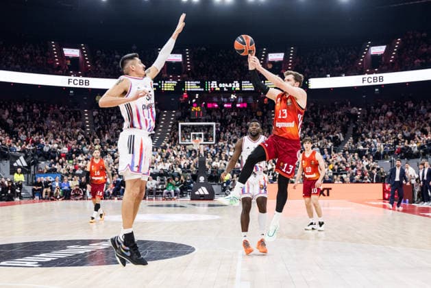 MUNICH, GERMANY - FEBRUARY 04: Andreas Andi Obst (FC Bayern Muenchen, 13) shoots the ball over Derek Willis (Paris Basketball, 35) during the Turkish Airlines EuroLeague match between FC Bayern Muenchen vs. Paris Basketball at SAP Garden on round 26 of Turkish Airlines EuroLeague on February 04, 2026 in Munich, Germany. Bavaria Germany Copyright: xSteffiexWunderlx