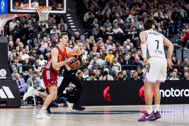 MUNICH, GERMANY - FEBRUARY 04: Justus Hollatz (FC Bayern Muenchen, 21) controls the ball against Sebastian Herrera (Paris Basketball, 7) during the Turkish Airlines EuroLeague match between FC Bayern Muenchen vs. Paris Basketball at SAP Garden on round 26 of Turkish Airlines EuroLeague on February 04, 2026 in Munich, Germany. Bavaria Germany Copyright: xSteffiexWunderlx