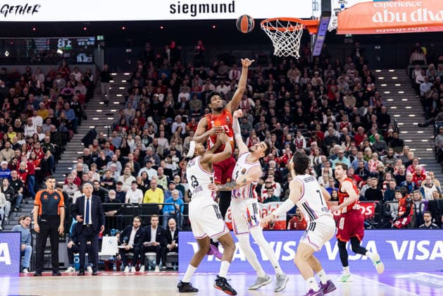 MUNICH, GERMANY - FEBRUARY 04: David McCormack (FC Bayern Muenchen, 33) shoots the ball over Allan Dokossi (Paris Basketball, 13), Leopold Cavaliere (Paris Basketball, 4) and Sebastian Herrera (Paris Basketball, 7) during the Turkish Airlines EuroLeague match between FC Bayern Muenchen vs. Paris Basketball at SAP Garden on round 26 of Turkish Airlines EuroLeague on February 04, 2026 in Munich, Germany. Bavaria Germany Copyright: xSteffiexWunderlx
