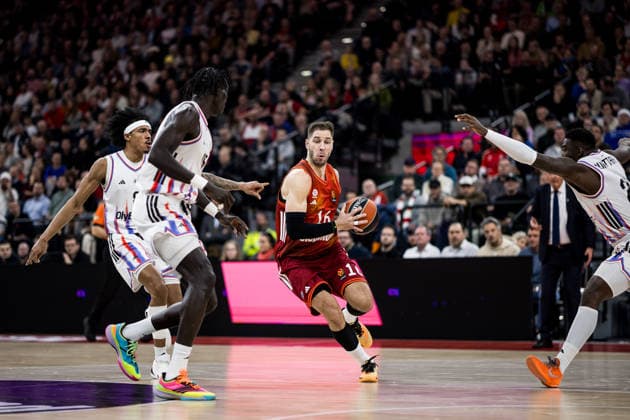 MUNICH, GERMANY - FEBRUARY 04: Stefan Jovic (FC Bayern Muenchen, 16) controls the ball during the Turkish Airlines EuroLeague match between FC Bayern Muenchen vs. Paris Basketball at SAP Garden on round 26 of Turkish Airlines EuroLeague on February 04, 2026 in Munich, Germany. Bavaria Germany Copyright: xSteffiexWunderlx