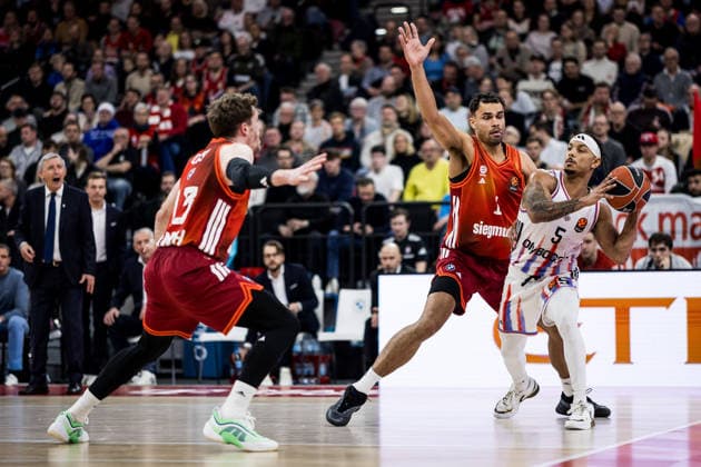 MUNICH, GERMANY - FEBRUARY 04: Justin Robinson (Paris Basketball, 5) controls the ball against Oscar da Silva (FC Bayern Muenchen, 1) during the Turkish Airlines EuroLeague match between FC Bayern Muenchen vs. Paris Basketball at SAP Garden on round 26 of Turkish Airlines EuroLeague on February 04, 2026 in Munich, Germany. Bavaria Germany Copyright: xSteffiexWunderlx