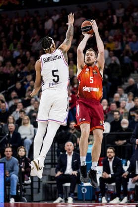 MUNICH, GERMANY - FEBRUARY 04: Niels Giffey (FC Bayern Muenchen, 5) shoots the ball over Justin Robinson (Paris Basketball, 5) during the Turkish Airlines EuroLeague match between FC Bayern Muenchen vs. Paris Basketball at SAP Garden on round 26 of Turkish Airlines EuroLeague on February 04, 2026 in Munich, Germany. Bavaria Germany Copyright: xSteffiexWunderlx