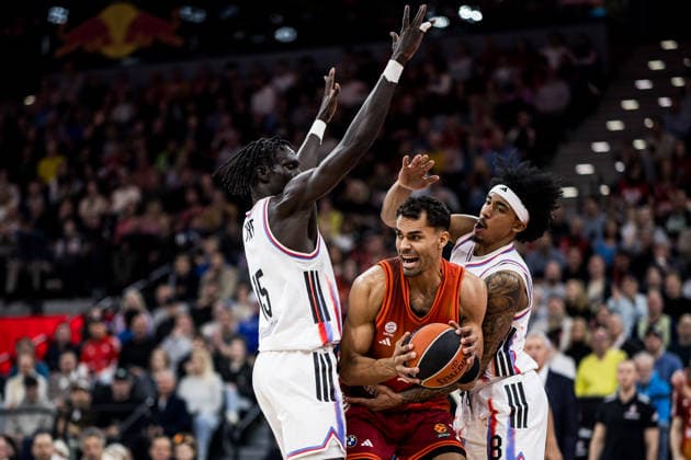 MUNICH, GERMANY - FEBRUARY 04: Oscar da Silva (FC Bayern Muenchen, 1) controls the ball against Mouhamed Faye (Paris Basketball, 15) and Jared Rhoden (Paris Basketball, 8) during the Turkish Airlines EuroLeague match between FC Bayern Muenchen vs. Paris Basketball at SAP Garden on round 26 of Turkish Airlines EuroLeague on February 04, 2026 in Munich, Germany. Bavaria Germany Copyright: xSteffiexWunderlx