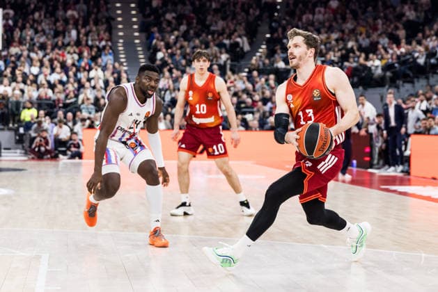 MUNICH, GERMANY - FEBRUARY 04: Andreas Andi Obst (FC Bayern Muenchen, 13) controls the ball during the Turkish Airlines EuroLeague match between FC Bayern Muenchen vs. Paris Basketball at SAP Garden on round 26 of Turkish Airlines EuroLeague on February 04, 2026 in Munich, Germany. Bavaria Germany Copyright: xSteffiexWunderlx
