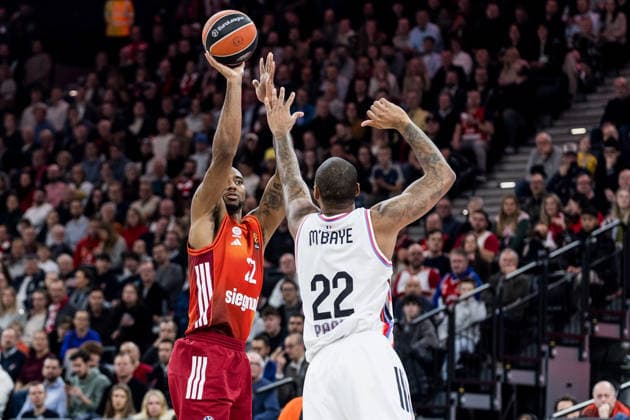 MUNICH, GERMANY - FEBRUARY 04: Isiaha Mike (FC Bayern Muenchen, 22) shoots the ball over Amath M Baye (Paris Basketball, 22) during the Turkish Airlines EuroLeague match between FC Bayern Muenchen vs. Paris Basketball at SAP Garden on round 26 of Turkish Airlines EuroLeague on February 04, 2026 in Munich, Germany. Bavaria Germany Copyright: xSteffiexWunderlx