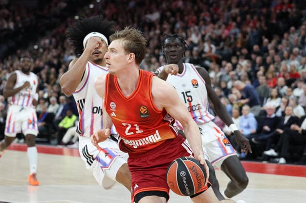 Justuz Hollatz FC Bayern Basketball, 21 with Jared Rhoden Paris Basketball, 08 and Mouhamed Faye Paris Basketball, 15 , GER, FC Bayern Basketball vs Paris Basketball, Basketball, Euroleague, Matchday 26, 2025 2026 season, 03 02 2026, GER, FC Bayern Basketball vs Paris Basketball, Basketball, Euroleague, Matchday 26, 2025 2026 season, 03 02 2026 Munich Copyright: xEibner-Pressefoto JennixMaulx EP_JML