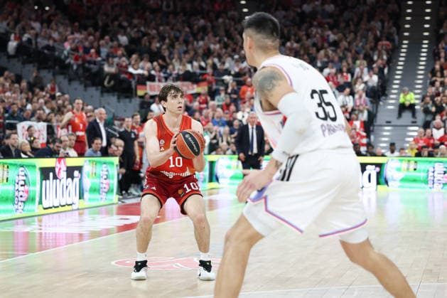Justinian Jessup FC Bayern Basketball, 10 with Derek Willis Paris Basketball, 35 , GER, FC Bayern Basketball vs Paris Basketball, Basketball, Euroleague, Matchday 26, Season 2025 2026, 03 02 2026, GER, FC Bayern Basketball vs Paris Basketball, Basketball, Euroleague, Matchday 26, Season 2025 2026, 03 02 2026 Munich Copyright: xEibner-Pressefoto JennixMaulx EP_JML