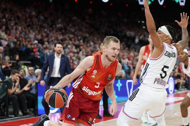 Niels Giffey FC Bayern Basketball, 05 with Justin Robinson Paris Basketball, 05 , GER, FC Bayern Basketball vs Paris Basketball, Basketball, Euroleague, Matchday 26, Season 2025 2026, 03 02 2026, GER, FC Bayern Basketball vs Paris Basketball, Basketball, Euroleague, Matchday 26, Season 2025 2026, 03 02 2026 Munich Copyright: xEibner-Pressefoto JennixMaulx EP_JML