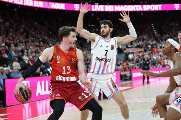 Andreas Obst FC Bayern Basketball, 13 with Sebastian Herrera Paris Basketball, 07 , GER, FC Bayern Basketball vs Paris Basketball, Basketball, Euroleague, Matchday 26, Season 2025 2026, 03 02 2026, GER, FC Bayern Basketball vs Paris Basketball, Basketball, Euroleague, Matchday 26, Season 2025 2026, 03 02 2026 Munich Copyright: xEibner-Pressefoto JennixMaulx EP_JML