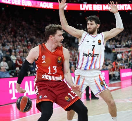 Andreas Obst FC Bayern Basketball, 13 with Sebastian Herrera Paris Basketball, 07 , GER, FC Bayern Basketball vs Paris Basketball, Basketball, Euroleague, Matchday 26, Season 2025 2026, 03 02 2026, GER, FC Bayern Basketball vs Paris Basketball, Basketball, Euroleague, Matchday 26, Season 2025 2026, 03 02 2026 Munich Copyright: xEibner-Pressefoto JennixMaulx EP_JML