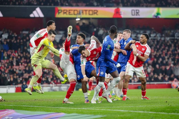 Carabao Cup, Semi-Final, 2nd Leg Arsenal v Chelsea Emirates Stadium 03.02.2026 Piero Hincapie of Arsenal looks in pain as he goes up for the ball Carabao Cup, Semi-Final, 2nd Leg Arsenal v Chelsea Emirates Stadium 03.02.2026 Photograph By Marc Aspland The Times  Copyright: xMarcxAsplandx NINTCHDBPICT001056289278