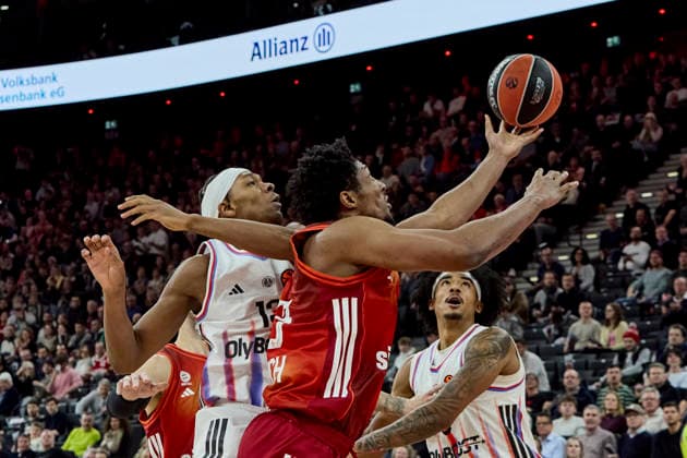 Turkish Airlines EuroLeague Basketball, FC Bayern Munich Basketball vs Paris Basketball, Munich FC Bayern Basketball, Munich FC Bayern Basketball, Paris Basketball, 2026 02 03 in Munich SAP Garden MCCORMACK David FC Bayern Munich Basketball Center Nr 33 BAY33 , DOKOSSI Allan Paris Basketball Center Nr13 PBB13 sportworld Munich SAP Garden Bayern Germany