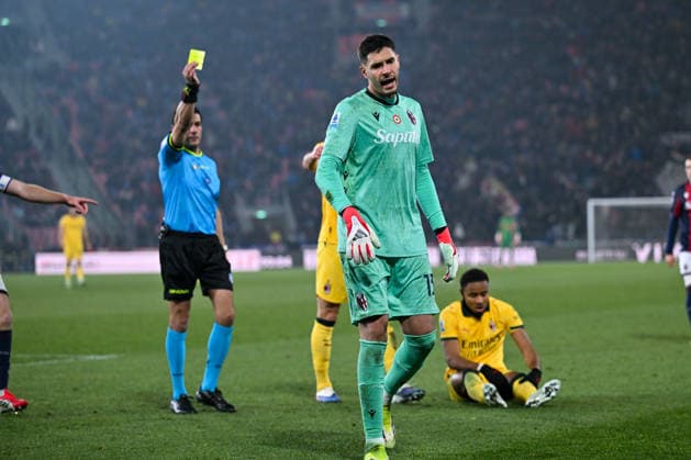 Yellow card for Bologna s Federico Ravaglia during Bologna FC vs AC Milan, Italian soccer Serie A match in Bologna, Italy, February 03 2026  Copyright: xAlessioxMarini IPAxSportx xipa-agency.netx xx IPA_70932011 IPA_Agency_IPA70932011